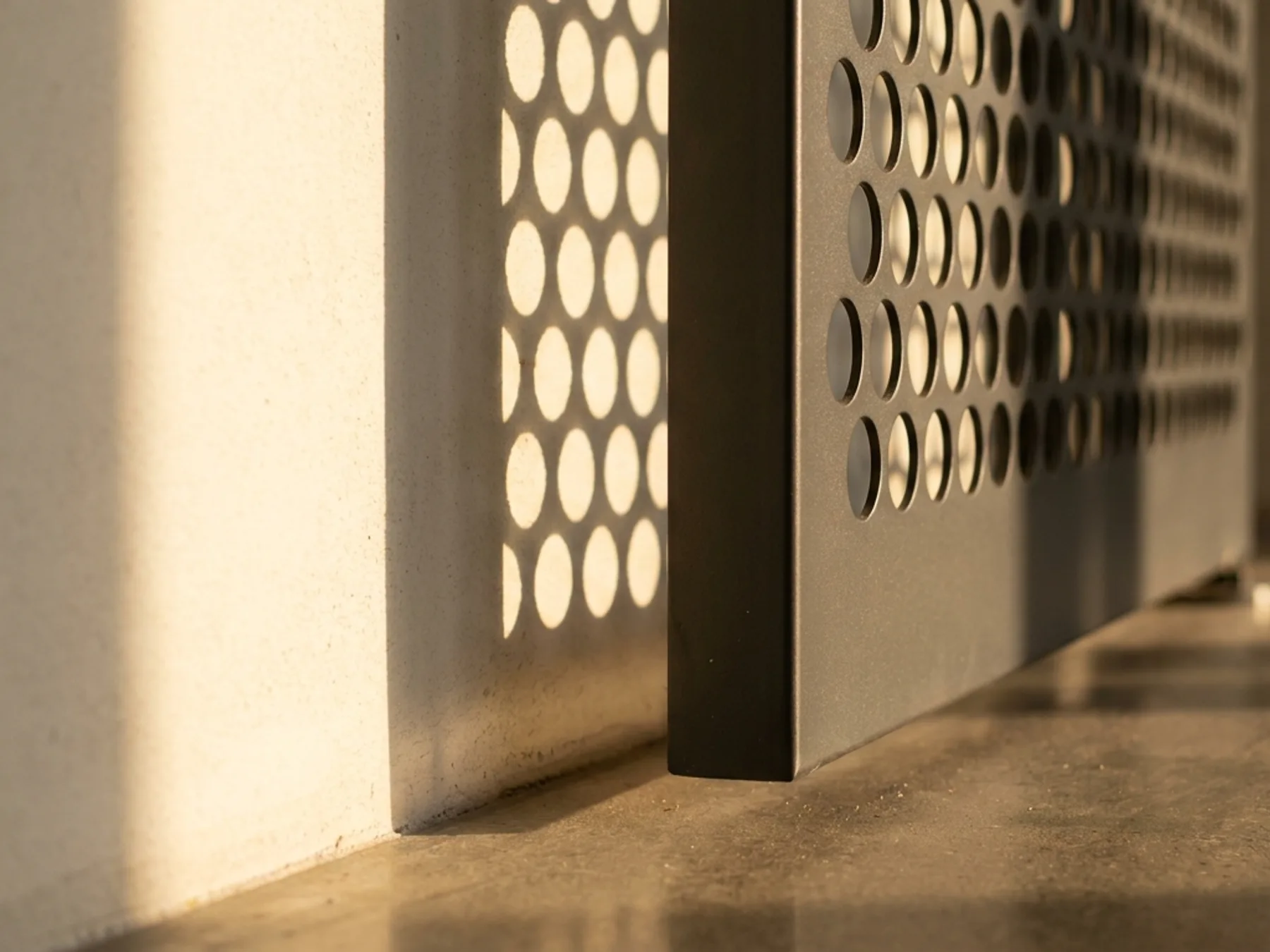 Gas cages — cut edge and aperture detail