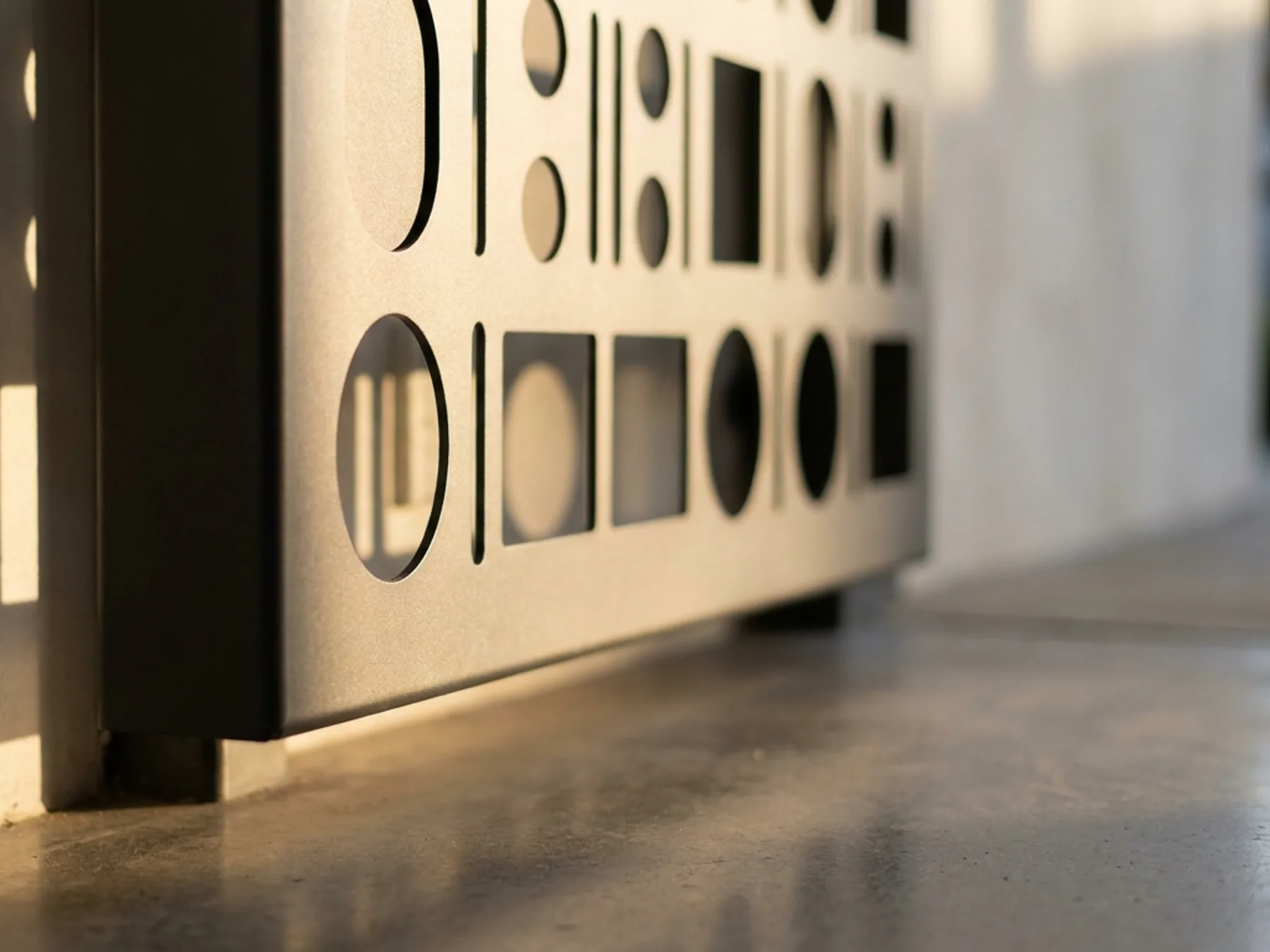 Privacy screens — cut edge and aperture detail