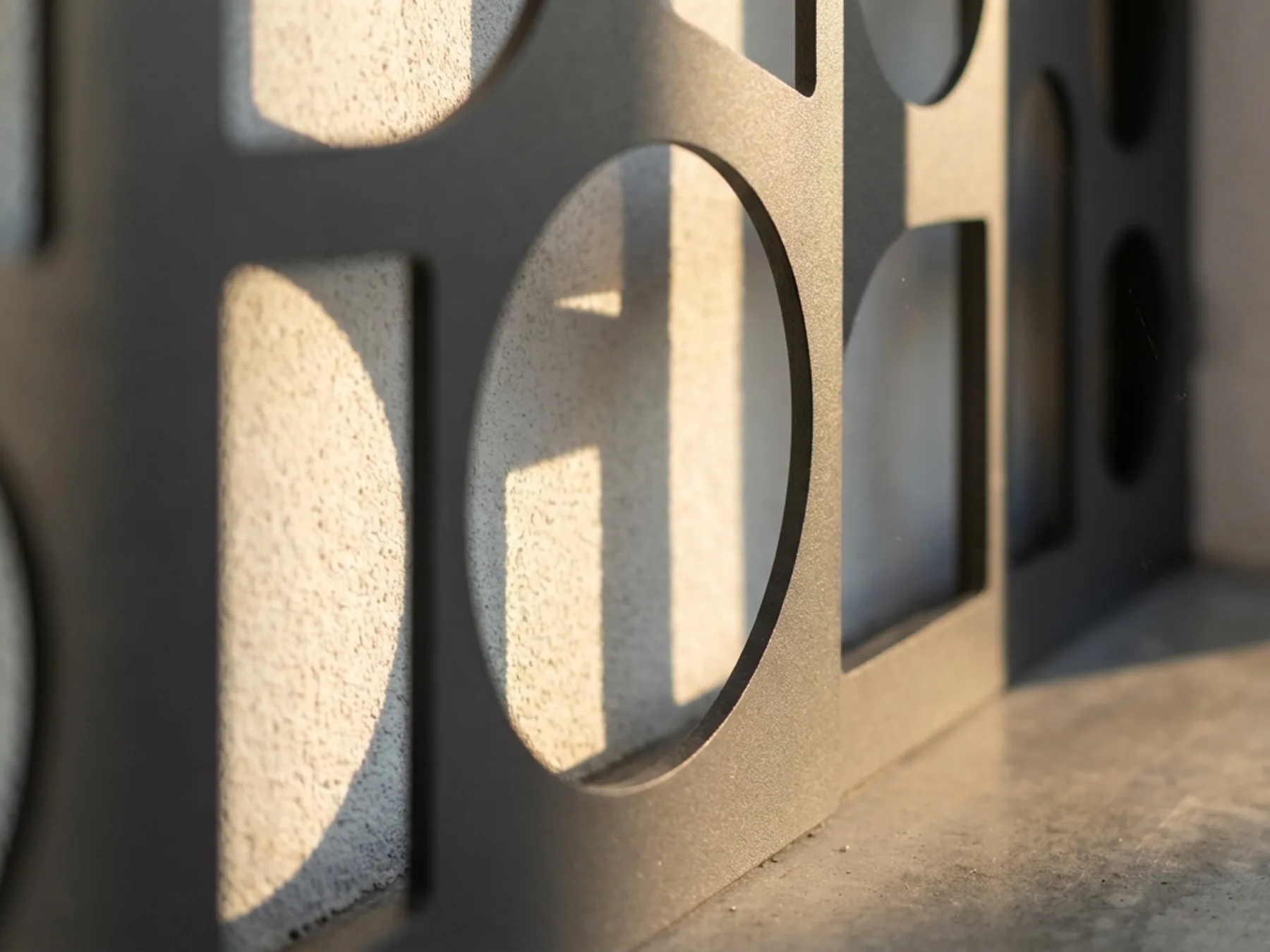 Window screens — cut edge and aperture detail