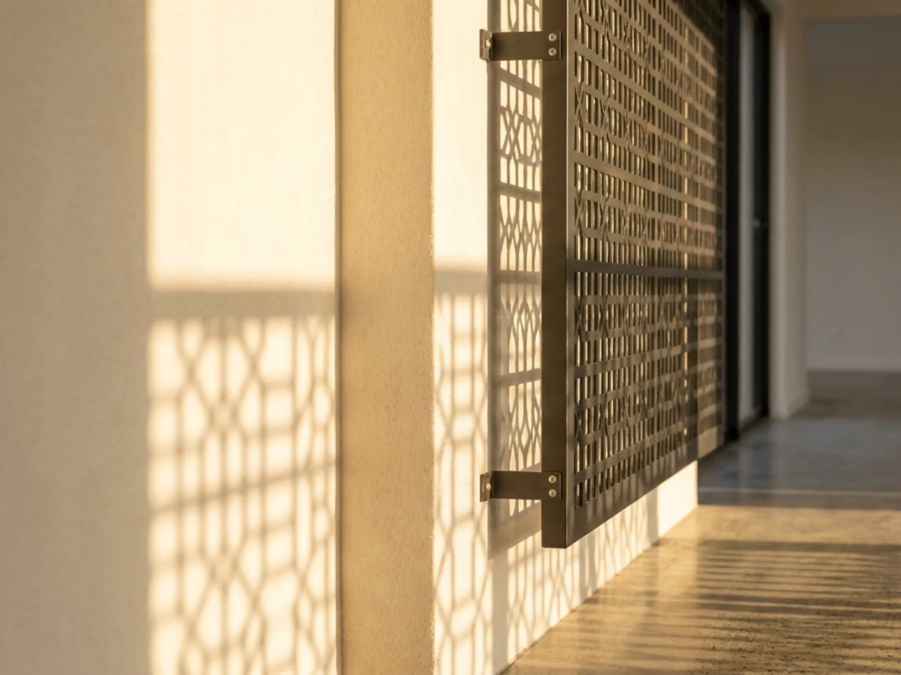 Floor-to-ceiling entrance divider — detail